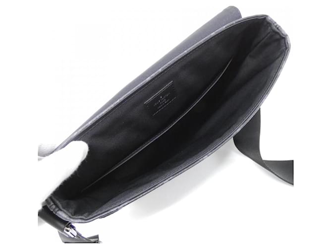 Borsa a tracolla Louis Vuitton Monogram Eclipse District PM Nero - vista 6