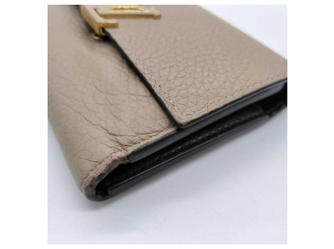 Cartera tri-fold Louis Vuitton en piel Taurillon beige - vista 3