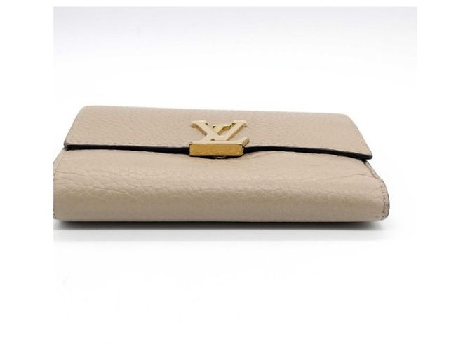 Cartera tri-fold Louis Vuitton en piel Taurillon beige - vista 4