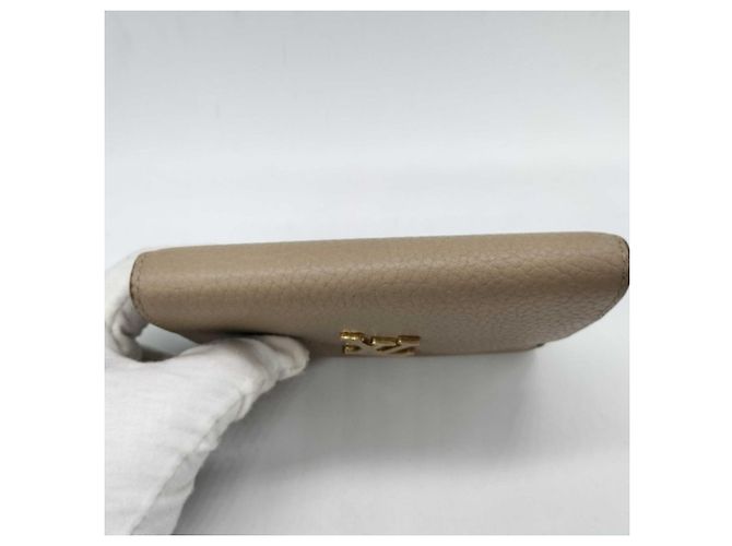Cartera tri-fold Louis Vuitton en piel Taurillon beige - vista 5