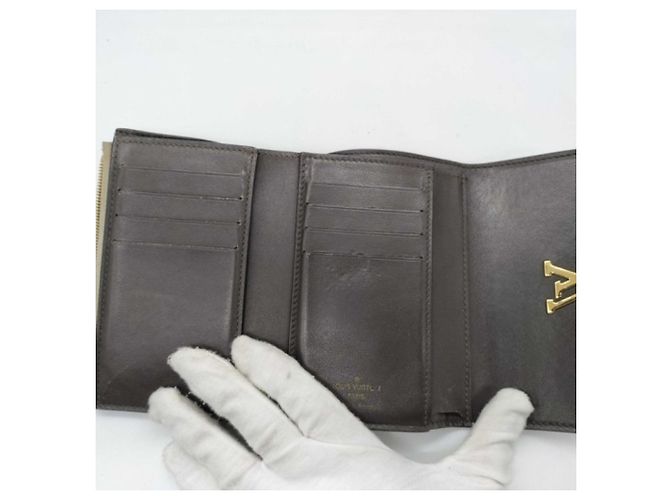 Cartera tri-fold Louis Vuitton en piel Taurillon beige - vista 6