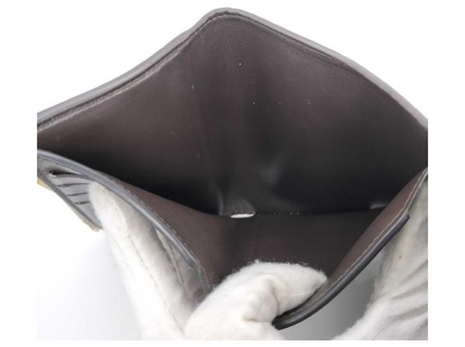 Cartera tri-fold Louis Vuitton en piel Taurillon beige - vista 8