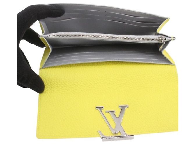 Louis Vuitton Portefeuille Capucines Long Wallet Giallo - vista 4