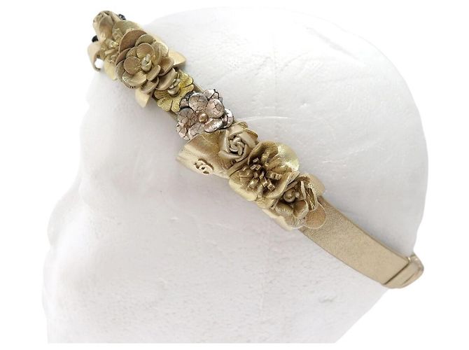 FASCIA PER CAPELLI CHANEL FIORI CAMELIE IN PELLE DORATA T55 A 62 CM D'oro - vista 2