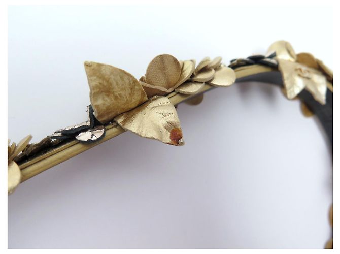 FASCIA PER CAPELLI CHANEL FIORI CAMELIE IN PELLE DORATA T55 A 62 CM D'oro - vista 7