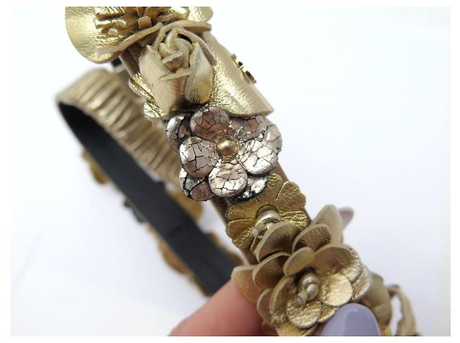 FASCIA PER CAPELLI CHANEL FIORI CAMELIE IN PELLE DORATA T55 A 62 CM D'oro - vista 8