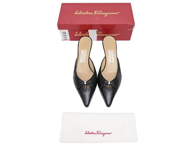 Salvatore Ferragamo Mules con tacco a punta e fiocco Ferragamo in pelle nera Nero - vista 15