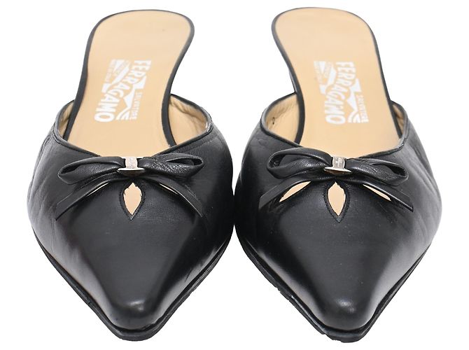 Salvatore Ferragamo Mules con tacco a punta e fiocco Ferragamo in pelle nera Nero - vista 2