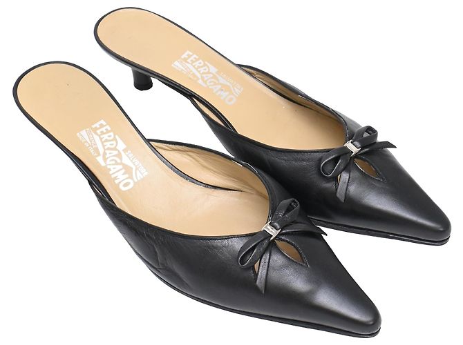 Salvatore Ferragamo Mules con tacco a punta e fiocco Ferragamo in pelle nera Nero - vista 4
