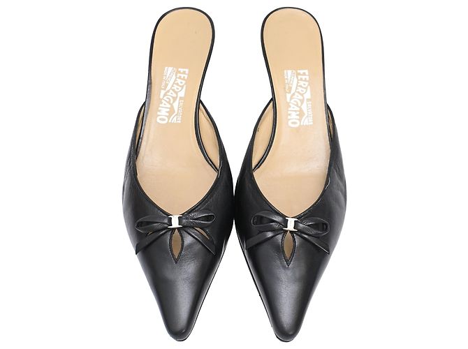 Salvatore Ferragamo Mules con tacco a punta e fiocco Ferragamo in pelle nera Nero - vista 5