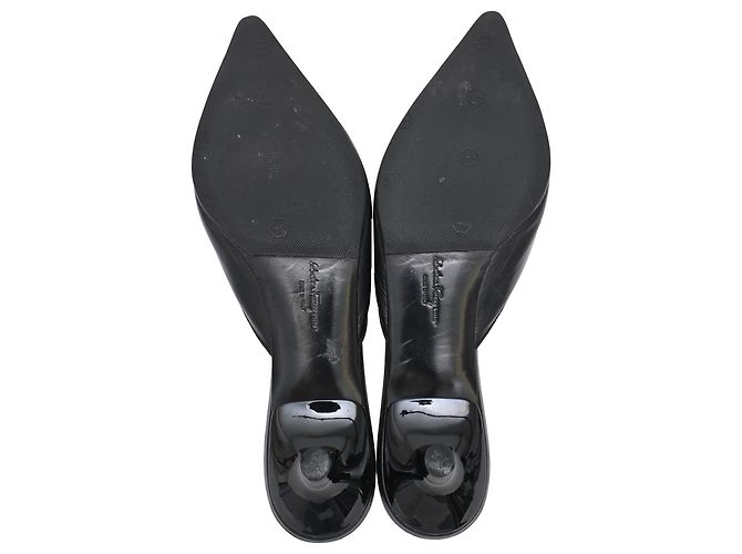 Salvatore Ferragamo Mules con tacco a punta e fiocco Ferragamo in pelle nera Nero - vista 6