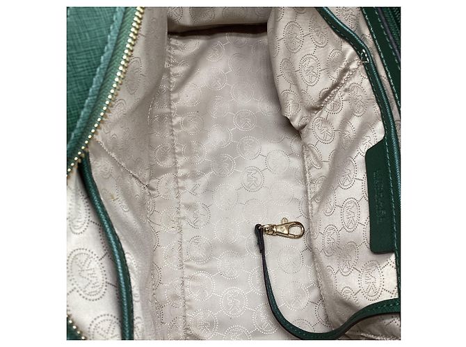 Bolsa Satchel Selma Medium com tachas Michael Kors em couro verde - vista 10