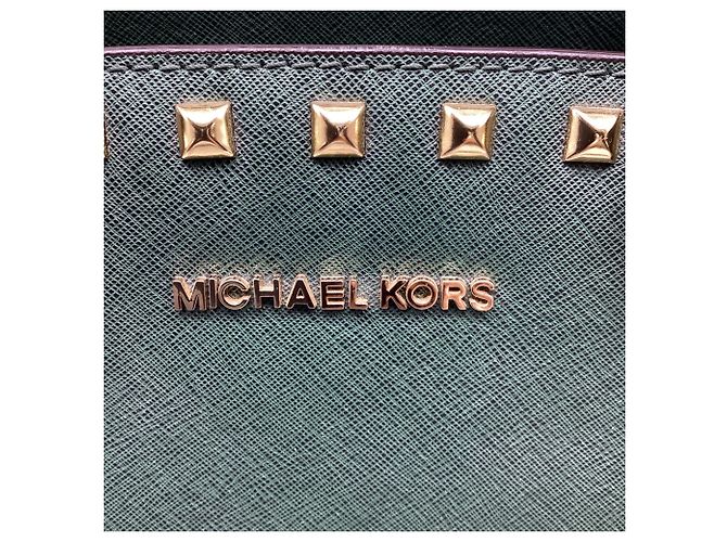 Bolsa Satchel Selma Medium com tachas Michael Kors em couro verde - vista 13