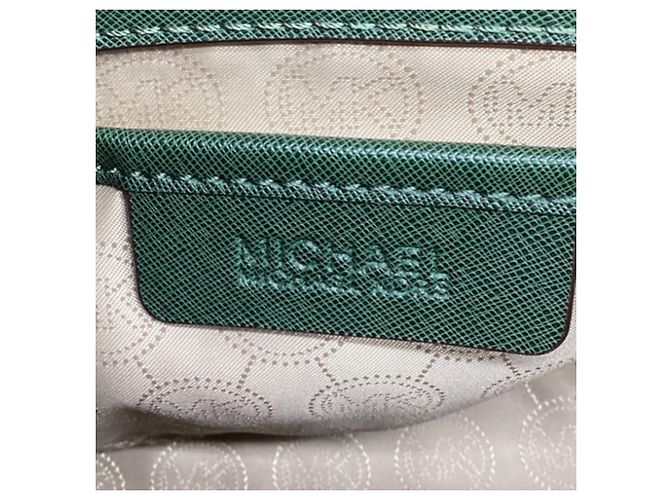 Bolsa Satchel Selma Medium com tachas Michael Kors em couro verde - vista 8