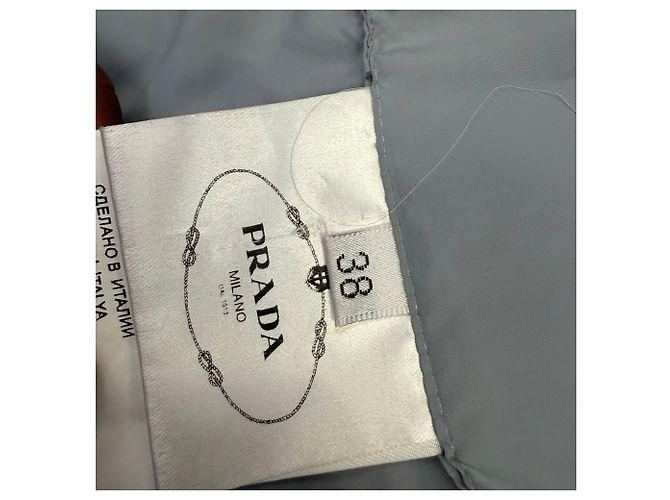 Chaqueta de plumón Prada con capucha de piel sintética en nailon azul claro - vista 10