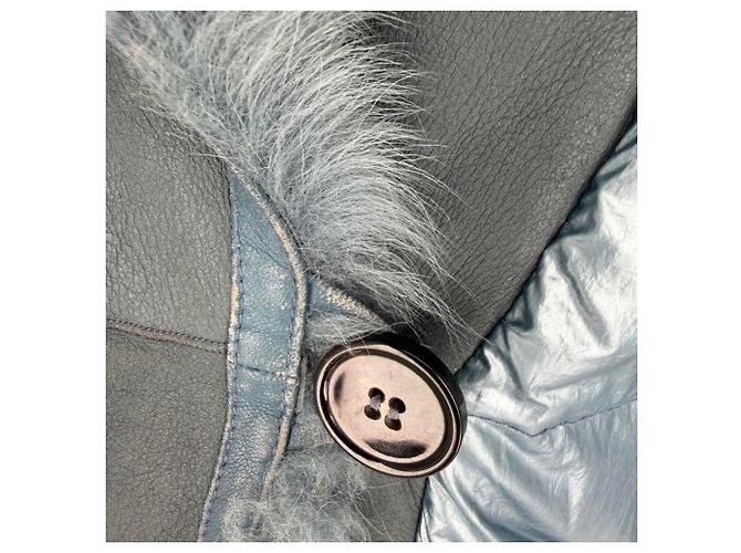 Chaqueta de plumón Prada con capucha de piel sintética en nailon azul claro - vista 2