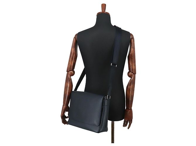 Borsa a tracolla Louis Vuitton Taiga Roman MM Blu navy - vista 10