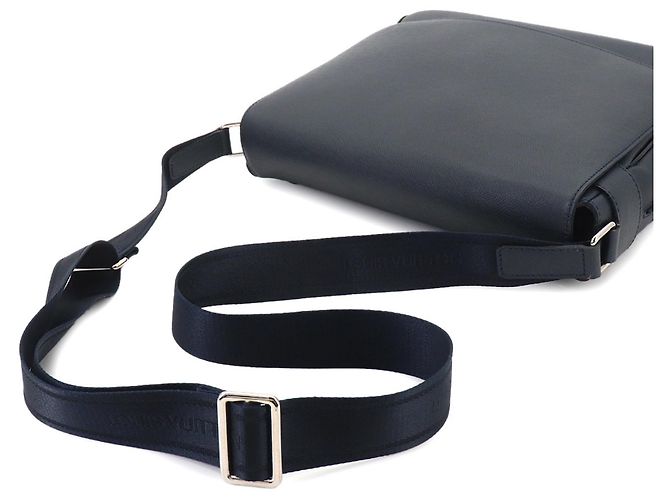 Borsa a tracolla Louis Vuitton Taiga Roman MM Blu navy - vista 5