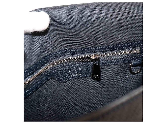 Borsa a tracolla Louis Vuitton Taiga Roman MM Blu navy - vista 8