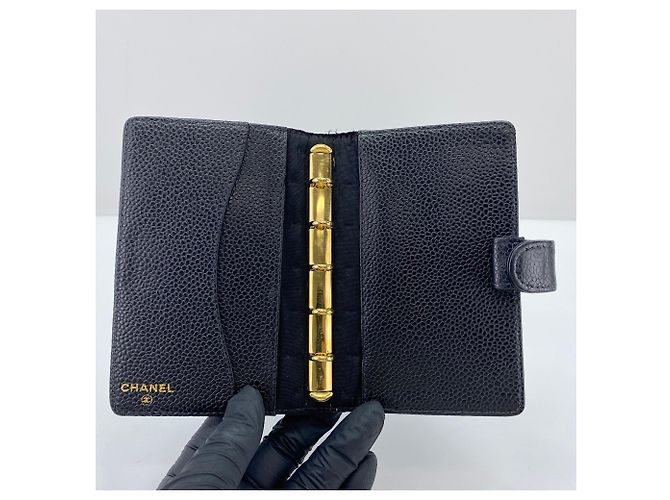 Couverture de carnet d'agenda Chanel en cuir caviar noir - vue 10