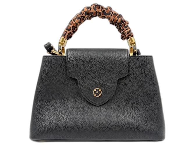 Borsa Louis Vuitton Capucines BB Nero - vista 2
