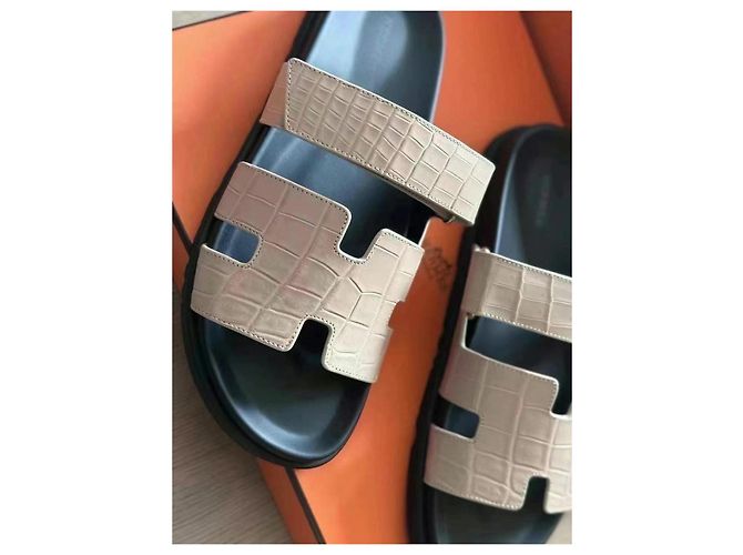 Hermès Izmir Sandali in pelle di coccodrillo beige - vista 2