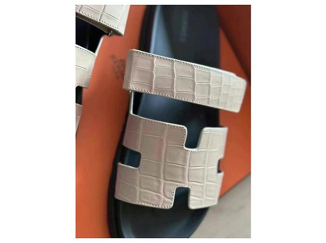 Hermès Izmir Sandali in pelle di coccodrillo beige - vista 3