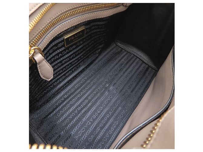 Prada Schultertasche aus Saffiano-Leder Grau - Ansicht 6