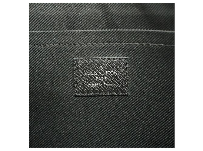 Louis Vuitton Taiga Pochette Apollo Clutch Bag Nero - vista 5