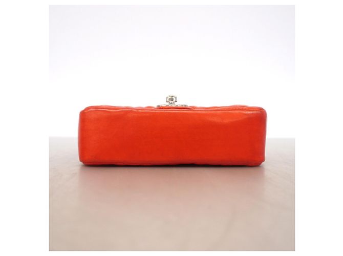 Borsa a tracolla Chanel in pelle d'agnello rossa Rosso - vista 3