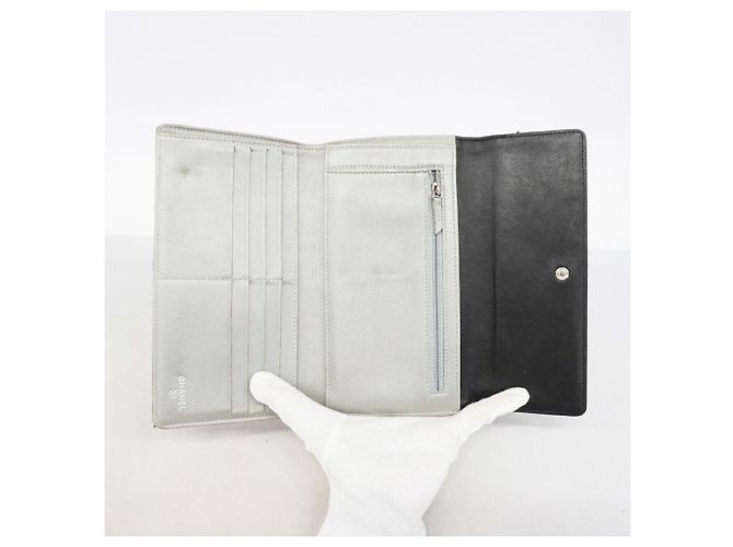 Chanel Tri-fold Long Wallet aus schwarzem Lammleder - Ansicht 3