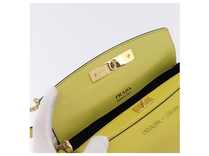 Borsa a tracolla con catena PRADA in pelle Saffiano Yellow Gold Auth 198688M D'oro Giallo - vista 22