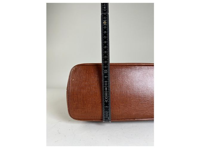 Vintage Courreges Schultertasche aus strukturiertem Leder Rust Gold Rot - Ansicht 11