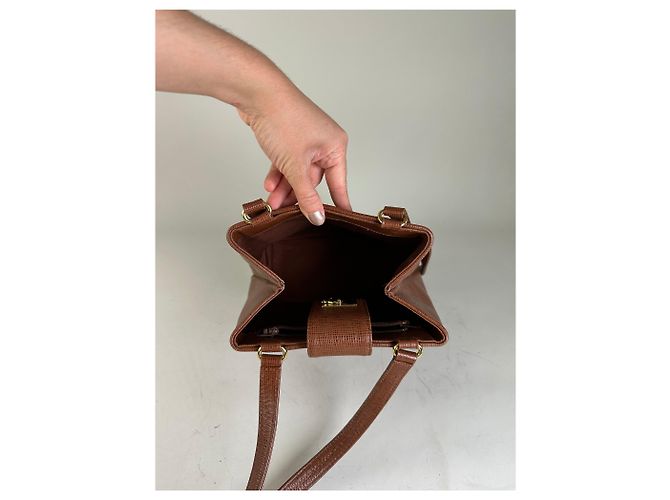 Vintage Courreges Schultertasche aus strukturiertem Leder Rust Gold Rot - Ansicht 14