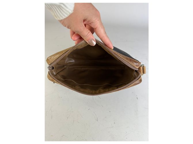 Clutch Vintage Givenchy in pelle martellata Nero Beige Oro - vista 3