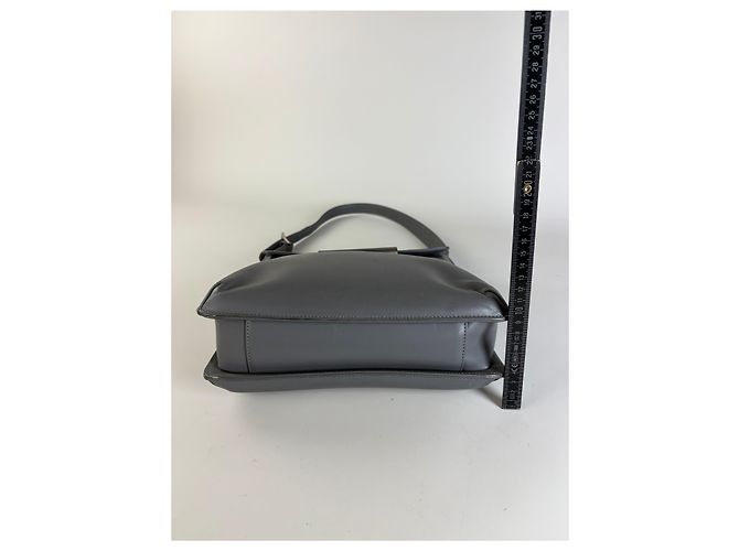 Vintage Givenchy Schultertasche aus glattem Leder Grau Silber - Ansicht 11