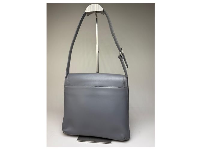 Vintage Givenchy Schultertasche aus glattem Leder Grau Silber - Ansicht 2