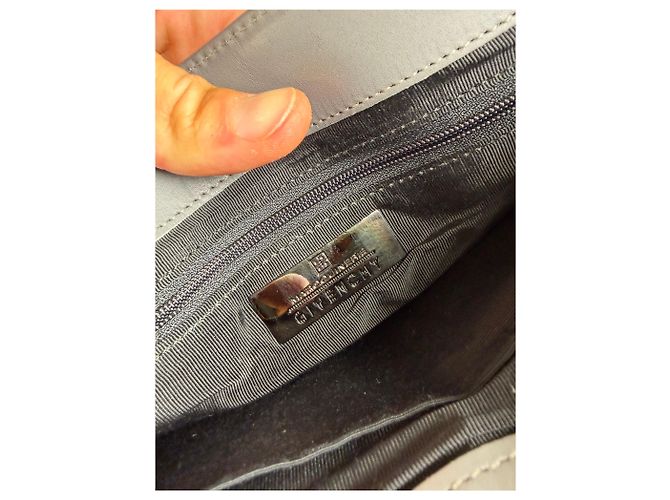 Vintage Givenchy Schultertasche aus glattem Leder Grau Silber - Ansicht 4