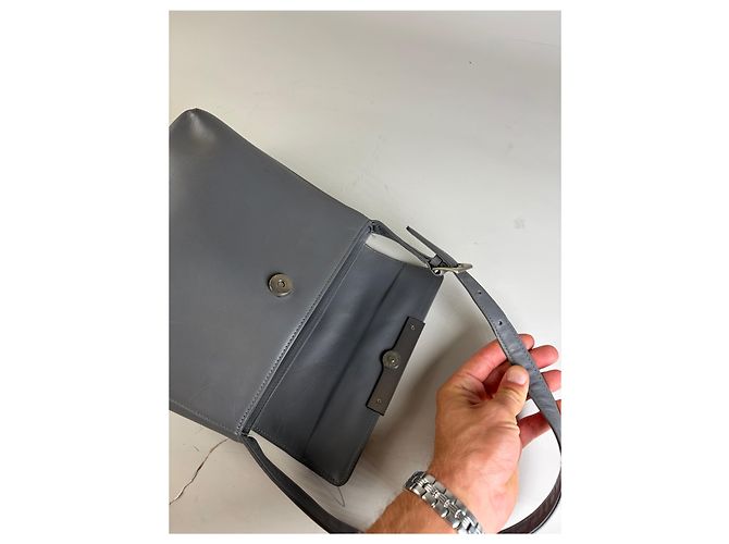 Vintage Givenchy Schultertasche aus glattem Leder Grau Silber - Ansicht 5
