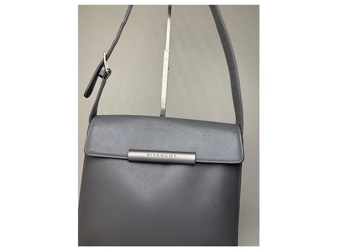 Vintage Givenchy Schultertasche aus glattem Leder Grau Silber - Ansicht 7