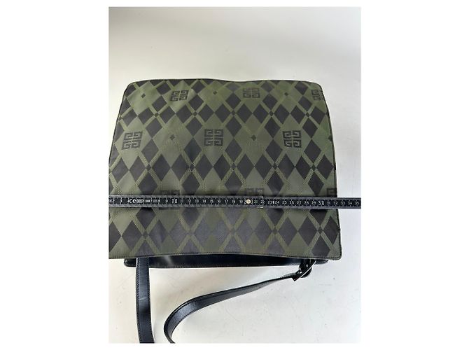 Vintage Givenchy Schultertasche aus beschichtetem Canvas mit geometrischem Logo Olive Black Grün - Ansicht 10