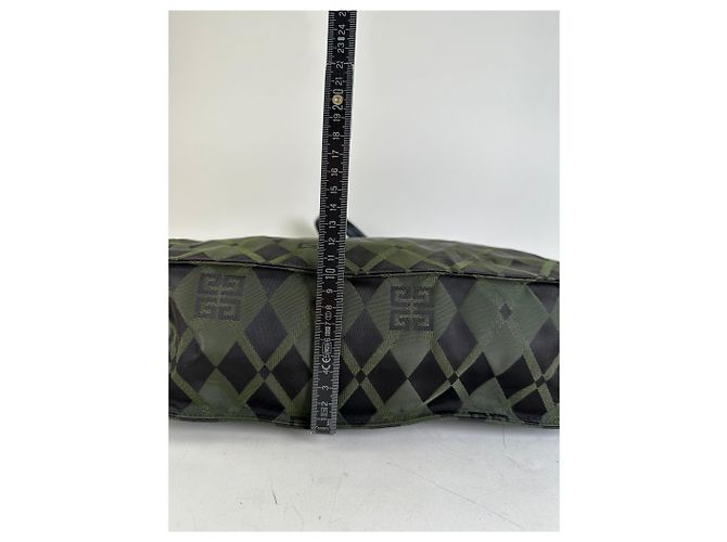 Vintage Givenchy Schultertasche aus beschichtetem Canvas mit geometrischem Logo Olive Black Grün - Ansicht 12