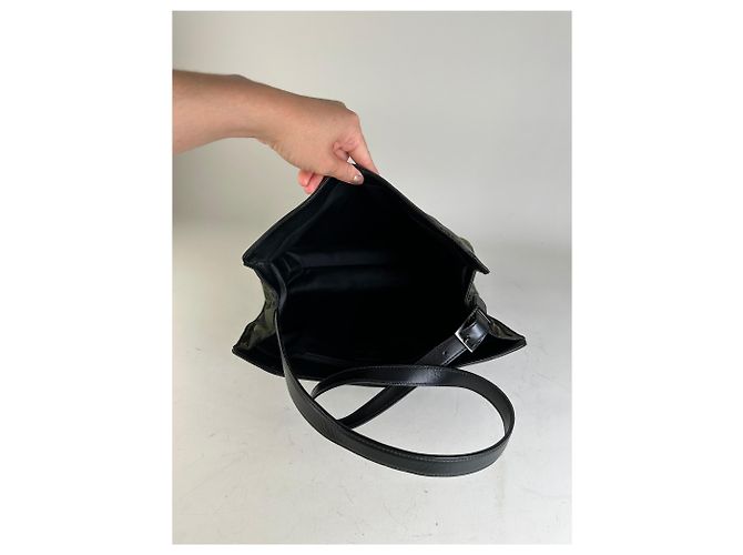 Vintage Givenchy Schultertasche aus beschichtetem Canvas mit geometrischem Logo Olive Black Grün - Ansicht 6
