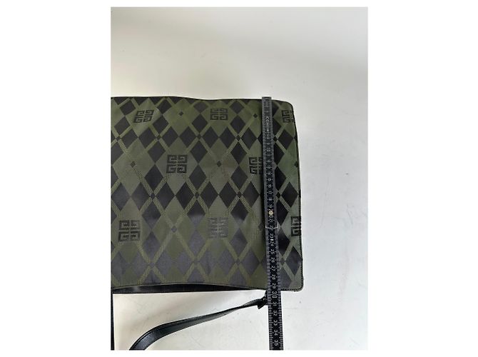 Vintage Givenchy Schultertasche aus beschichtetem Canvas mit geometrischem Logo Olive Black Grün - Ansicht 9