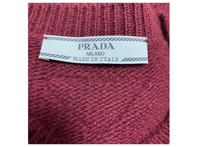 Prada Strickpullover aus Wolle und Kaschmir in Burgund mit Dreiecks-Logo Bordeaux - Ansicht 4
