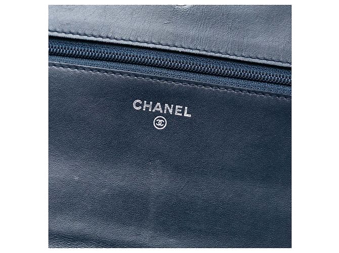 Borsa a tracolla Chanel CC in vernice blu con cuciture Whipstitch Wallet On Chain - vista 6