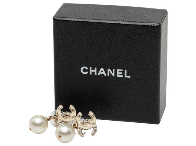 Orecchini Chanel CC placcati oro con smalto, perle finte e strass, chiusura a pressione D'oro - vista 4