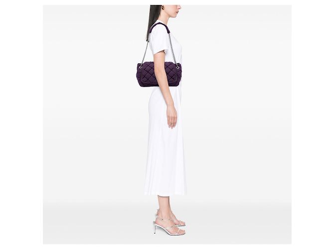 Bolsa de ombro Chanel em nylon acolchoado bubble roxa com aba e corrente acordeão Roxo - vista 5