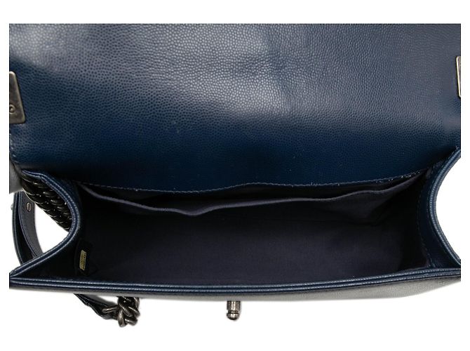 Borsa a tracolla Chanel Boy Flap Old Medium Chevron Caviar Blu - vista 4