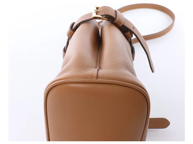 mala de mão 2Way Small em couro granulado macio com fivela Prada, Brown 1BA418 Marrom - vista 11